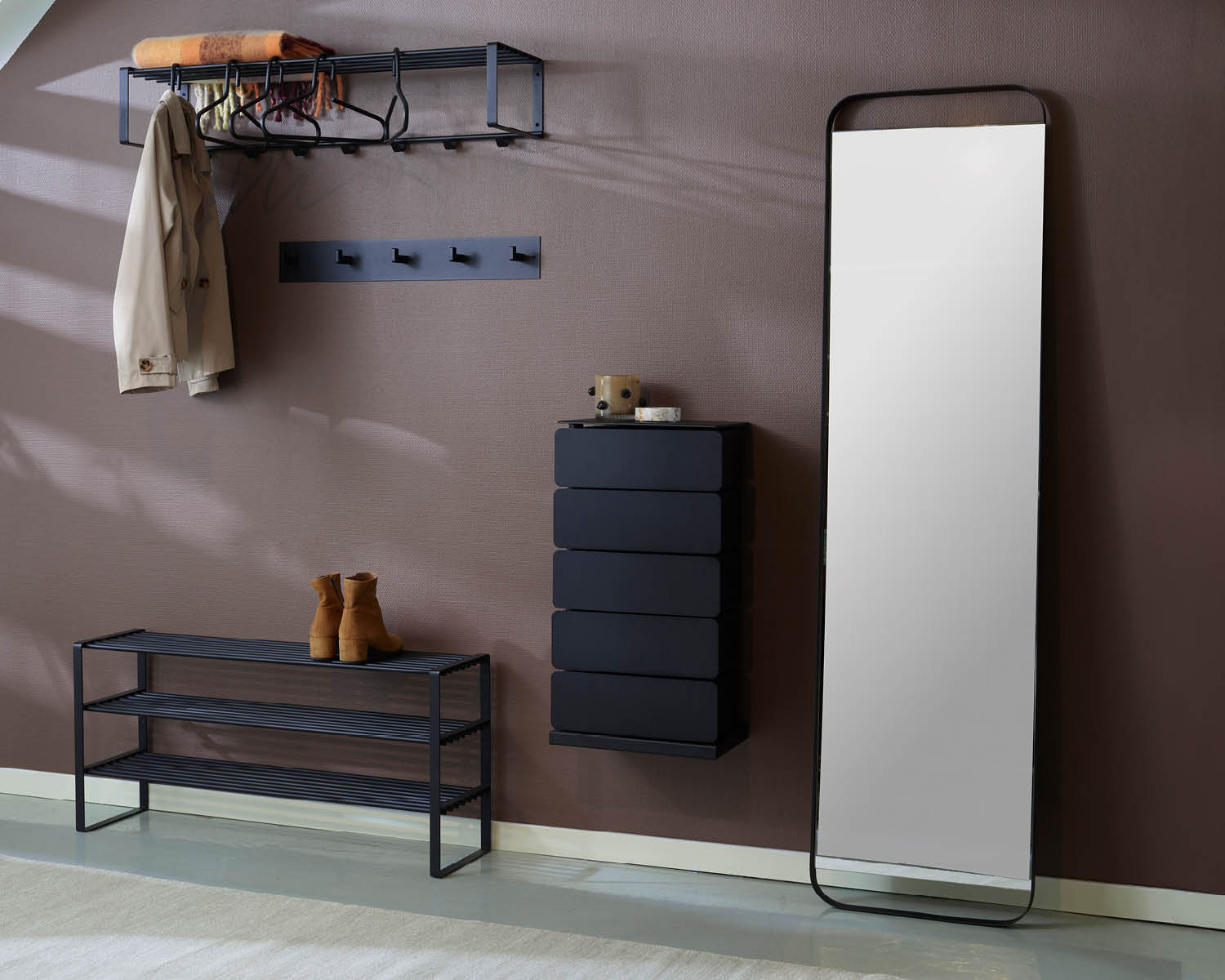 en spegel ståendes på golvet