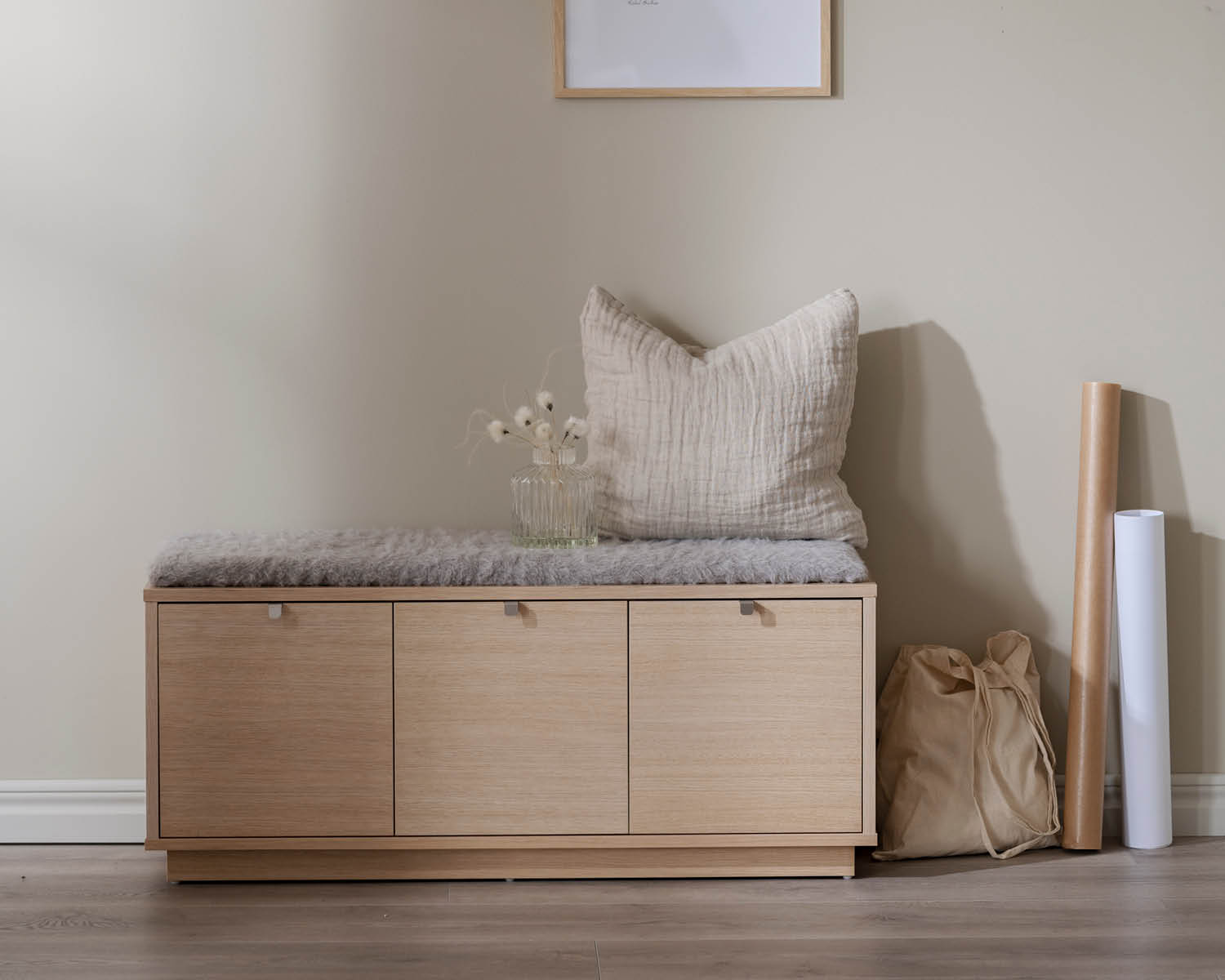 Bänk i hall med kuddar