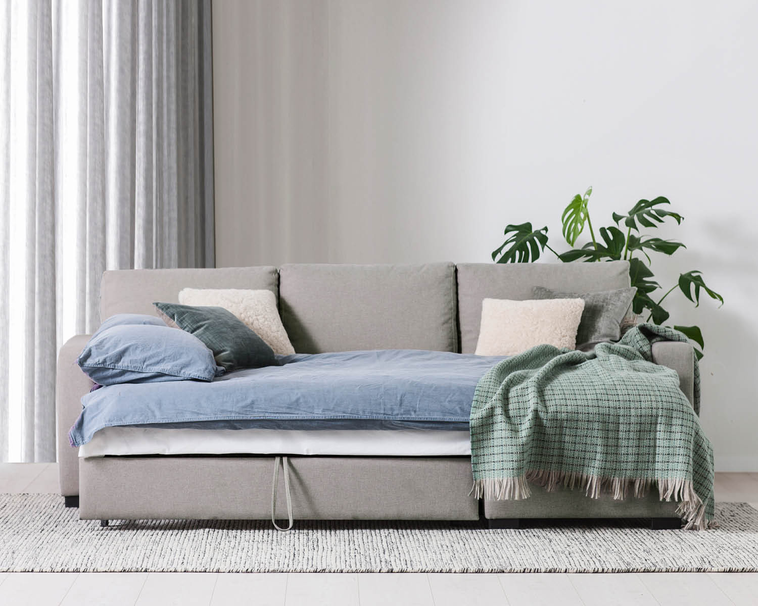 Ljusgrå bäddsoffa