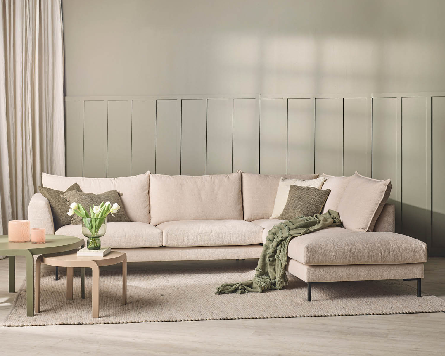 Beige soffa med öppet avslut