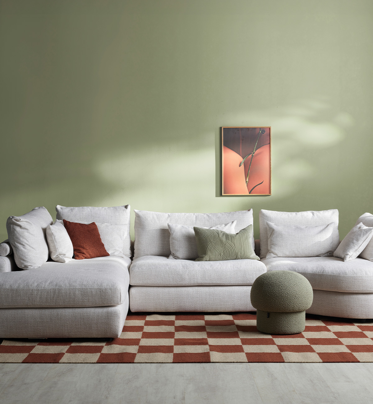 Beige soffa med öppet avslut och divan