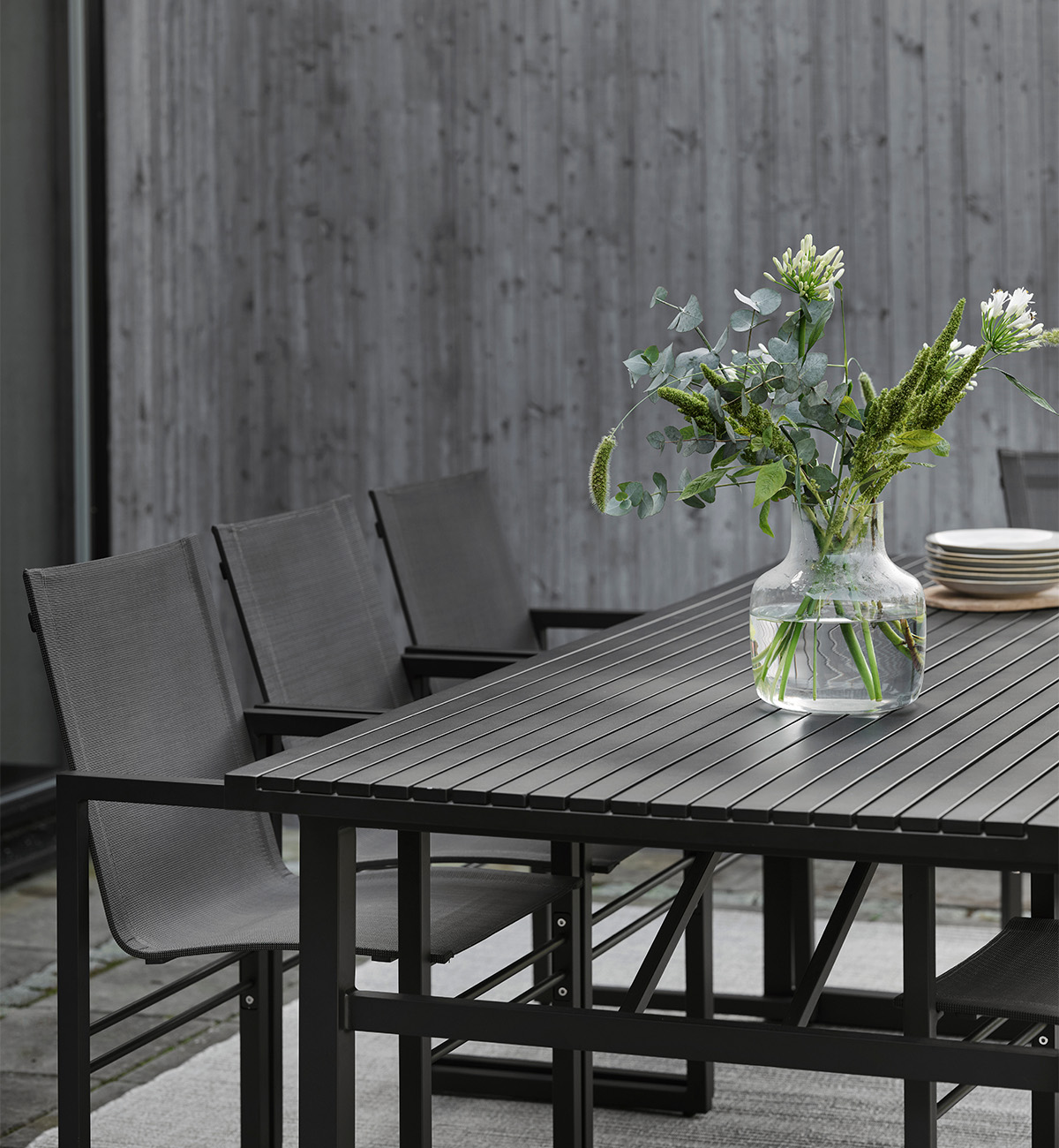 Svarta utemöbler bord och stolar