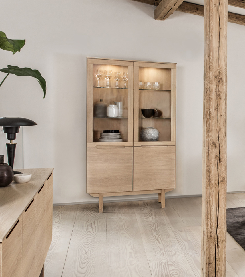 SM307 Vitrinskåp Ekfanér Vitoljad