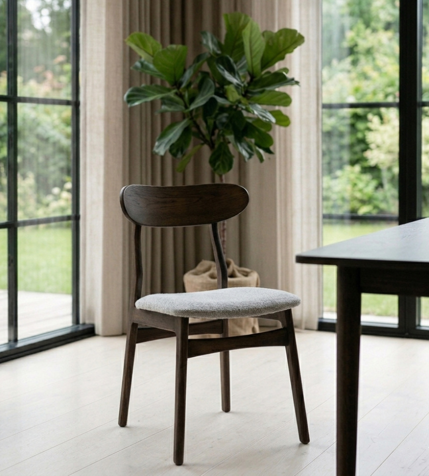 ASTER Stol Massiv ek rökoljad. Tyg Diosa Beige.