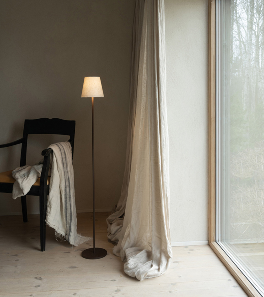 TYRA Golvlampa Vit textil, Brun metall. Uppladdningsbar.