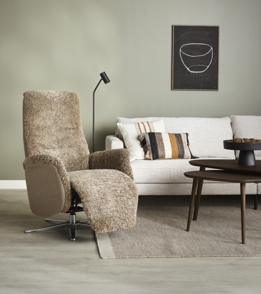 LIV Fåtölj inklusive pall Fårskinn Brun. Manuell.