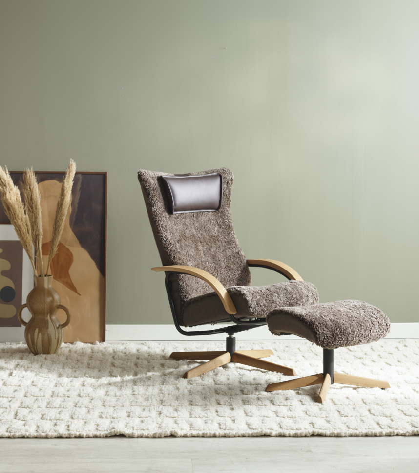 DELTA JIVE WOOD Fåtölj inklusive pall Fårskinn Scandinavian Brown