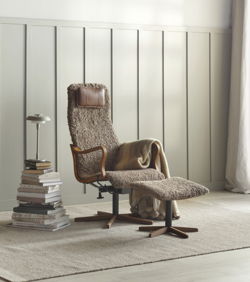 CHIC Fåtölj inklusive pall Fårskinn Skandilock Drake. Med gungfunktion.