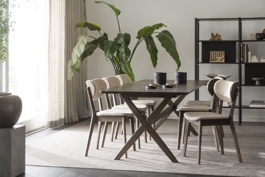 KATO Stol Massiv Ek Brunbetsad Lackad. Tyg Beige.