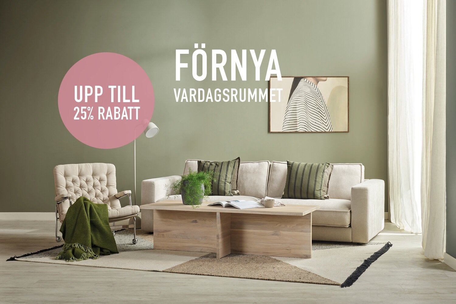 Vardagsrumsmiljö med fåtölj, soffa soffbord och matta