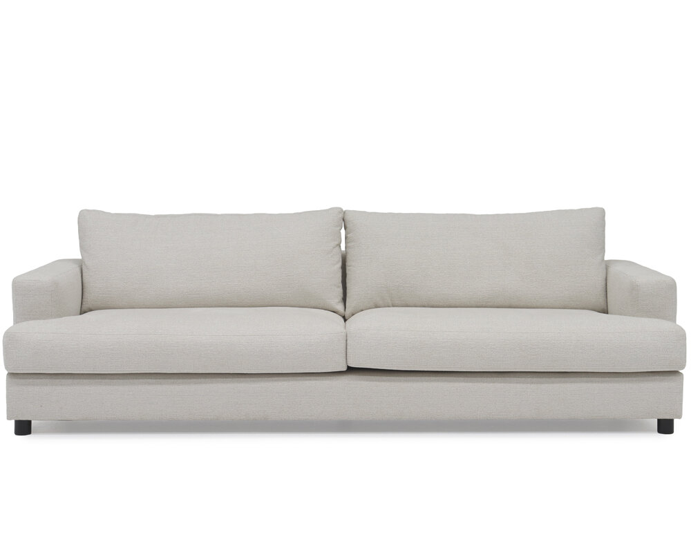 En klassisk, stilren soffa i beige som förenar modern design med hög komfort.