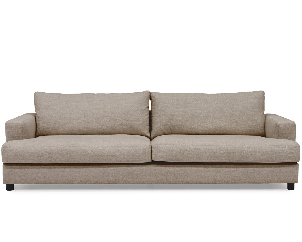 En klassisk, stilren soffa i beige som förenar modern design med hög komfort.